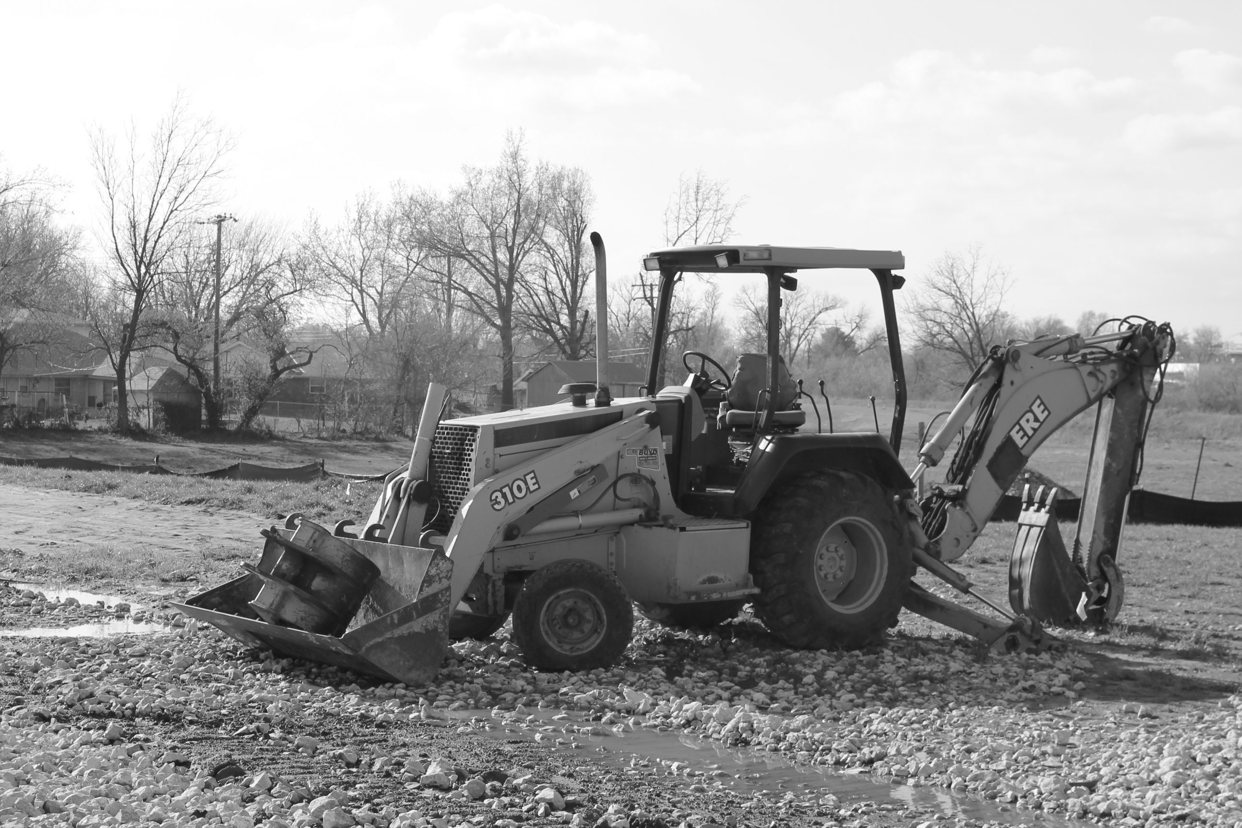 Free image/jpeg Resolution: 4272×2848, File size: 2.21Mb, Black and white photo of the excavator